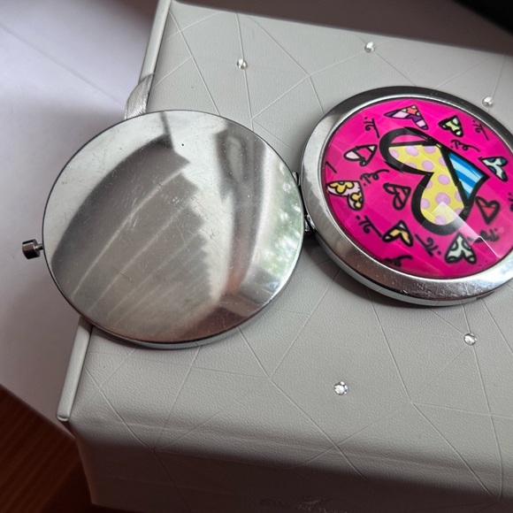 🎨Vintage Stylish Retro and Artistic Romero Britto Heart Mirror Compact🎨 - Picture 9 of 16